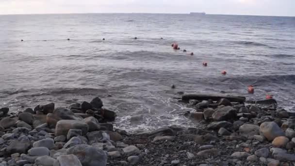 在俄罗斯新罗西斯克附近的黑海石滩上冲浪 — 图库视频影像