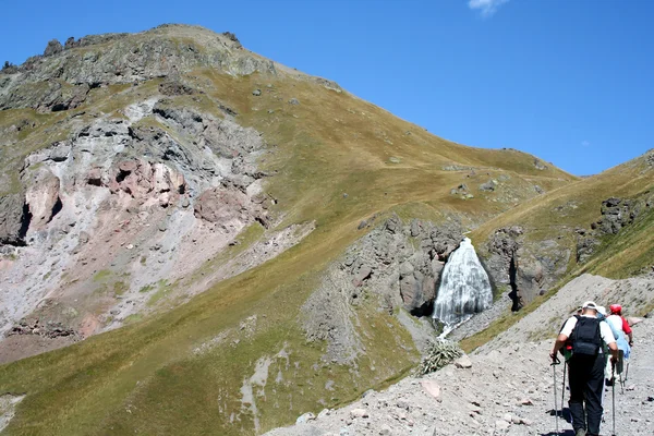 Faller "Maiden flätor" på Mount Elbrus — Stockfoto