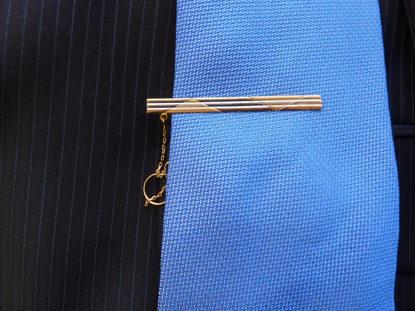 Goldene Haarnadel für Krawatte — Stockfoto