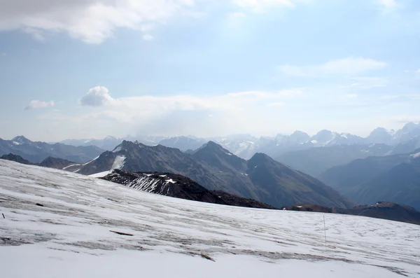 Ice slope of Mount Elbrus against the Big Caucasian spine — Stock Photo, Image