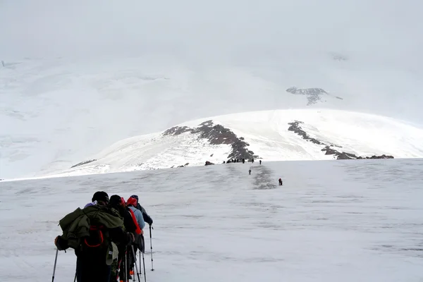 Elbruz Dağı yamacında seyahat — Stok fotoğraf