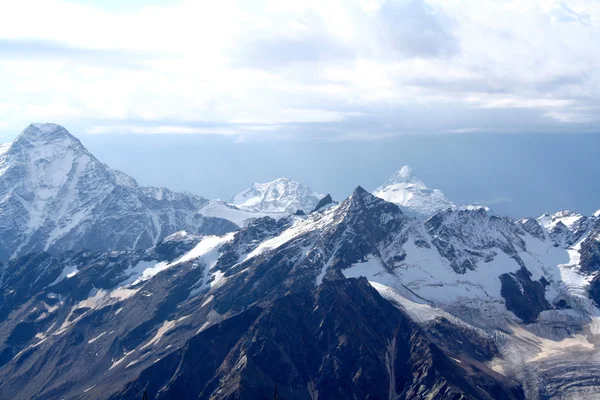 Paesaggio montuoso cupo — Foto Stock