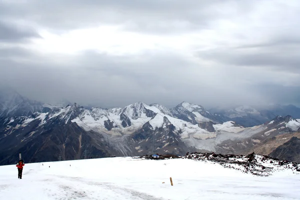 Declive de gelo do Monte Elbrus contra a grande coluna caucasiana — Fotografia de Stock