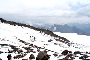 Elbruz Dağı yamacında seyahat