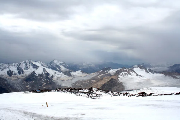 Ice slope of Mount Elbrus against the Big Caucasian spine — Stock Photo, Image