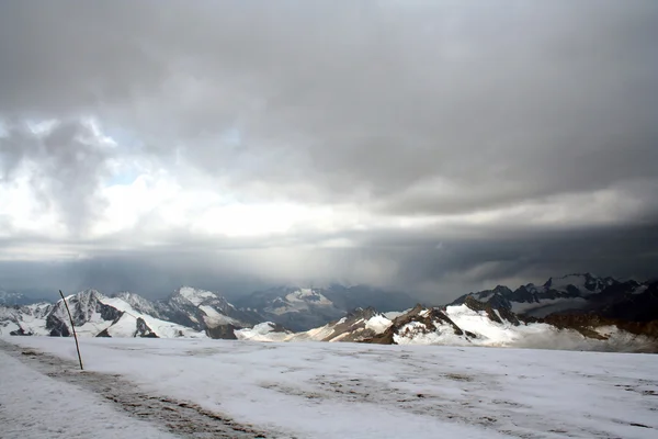 Pendiente de hielo del Monte Elbrus contra la columna vertebral del Gran Cáucaso —  Fotos de Stock