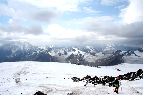 Podróż na zboczu góry Elbrus — Zdjęcie stockowe