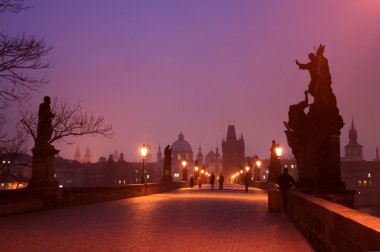 Charles Köprüsü'nde Prag'da şafak