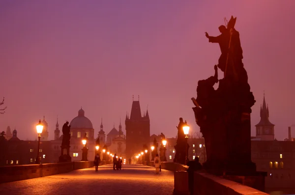 Amanhecer na Ponte Charles em Praga — Fotografia de Stock