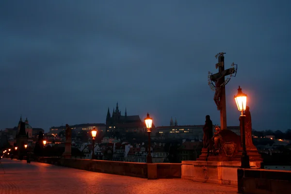 Morgengrauen auf der Karlsbrücke in Prag — Stockfoto