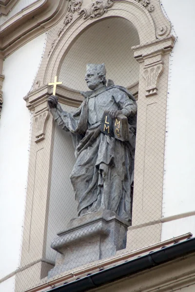 The priest's sculpture in a cathedral niche — Stock Photo, Image