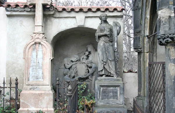 Скульптурная композиция на кладбище — стоковое фото