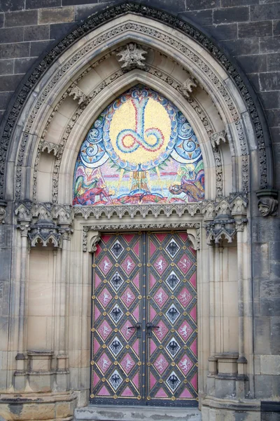 Doors to St. Pyotr and Pavel's temple — Stock Photo, Image