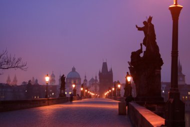 Charles Köprüsü'nde Prag'da şafak