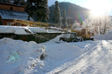 Kar altında kamyon vinç