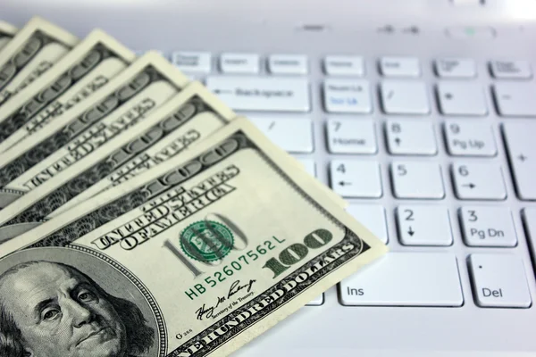 Dollars en computer — Stockfoto