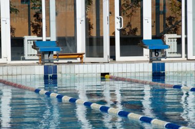 Curbstone havuza atlamak için