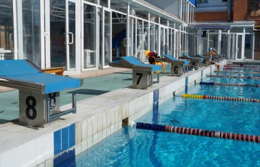 Curbstone havuza atlamak için