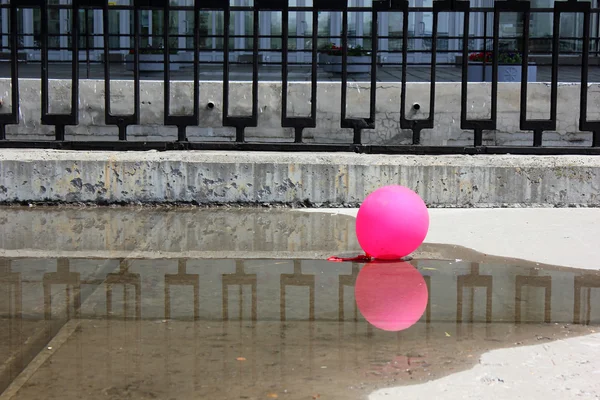 Ροζ μπάλα - διακοπές παραμένει — Φωτογραφία Αρχείου