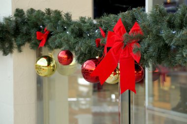 Noel dekorasyonu bir yay şeklinde