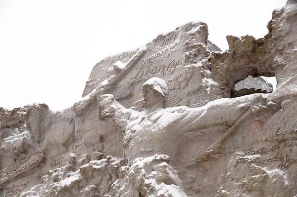 Défenseurs de Stalingrad sur un bas-relief de "ruines murales " — Photo