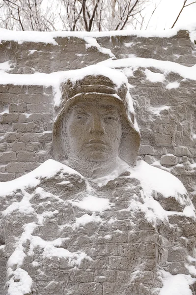 Défenseurs de Stalingrad sur un bas-relief de "ruines murales " — Photo