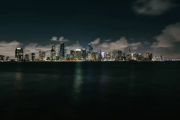 Kilátás Miami Skyline Keresztül Biscayne Bay Viharfelhők Fölött Éjjel — Stock Fotó