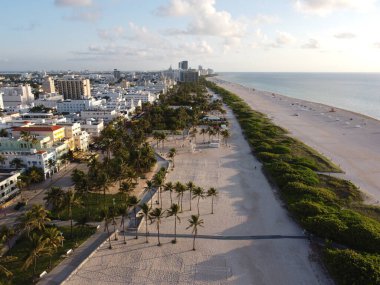 Güney Sahili üzerindeki insansız hava aracı. Miami 'de. Baharda temiz suyla birlikte.