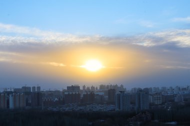 Bir güzel gün batımı veya şehrin arka plan üzerinde gündoğumu. Gece ve gündüz.