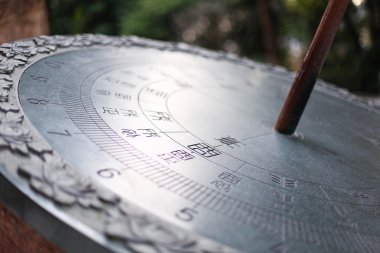 Gümüş güneş saati. Parkta güzel parlayan.