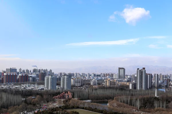 Paisaje urbano de montañas en el fondo con buen aire y hermosa naturaleza —  Fotos de Stock