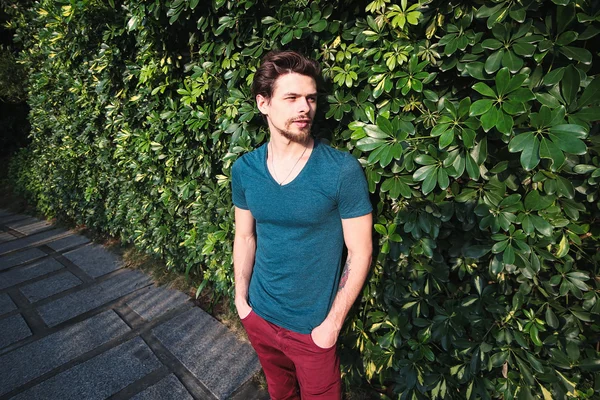 Arka tarafına bakarak Bush, yakışıklı bir genç adam.