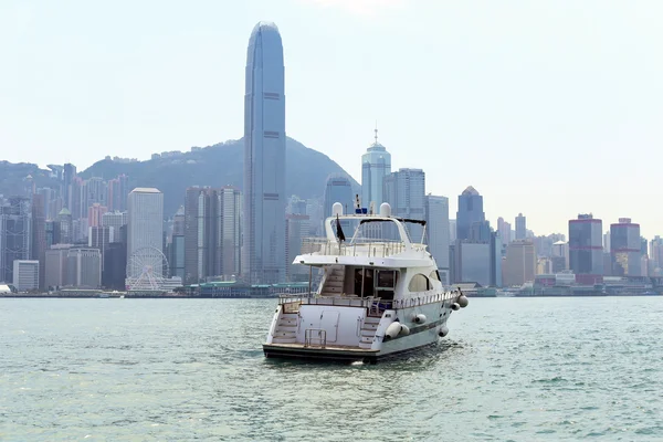 Back view of yacht in the Bay with skyscrapers in the background. The beautiful cityscape. — Stock Photo, Image