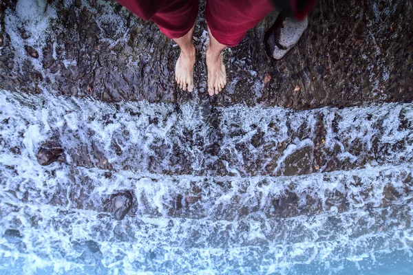 Vista superior de um pé masculino nu na água. Pernas Homem na fonte . — Fotografia de Stock