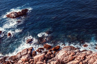 Deniz ve görünüm bakan kayalar,