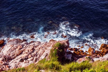 Deniz ve görünüm bakan kayalar,