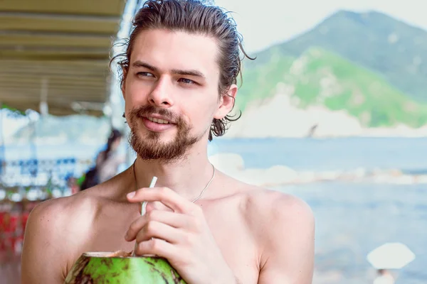 Młody Człowiek Ciesząc Się Surowy Kokosowe Tarasie Kawiarni Plaży — Zdjęcie stockowe