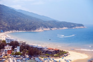 Bay ve Çince coast resort. Kumlu plajları ve deniz araçları ile.