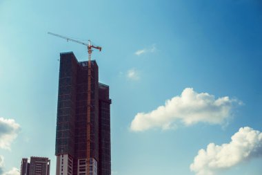 Cam ısıtmak inşaat önce mavi gökyüzü bulutlu