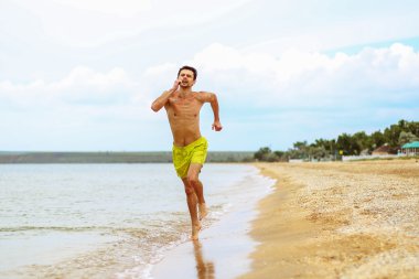 Genç bir çocuk aktif suya yakın su üzerinde çalışan