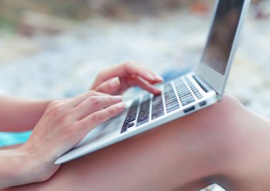 Görüntü kız sahilde yazarak eller. Seçici odak