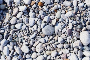 Kumsalda çakıl taşları