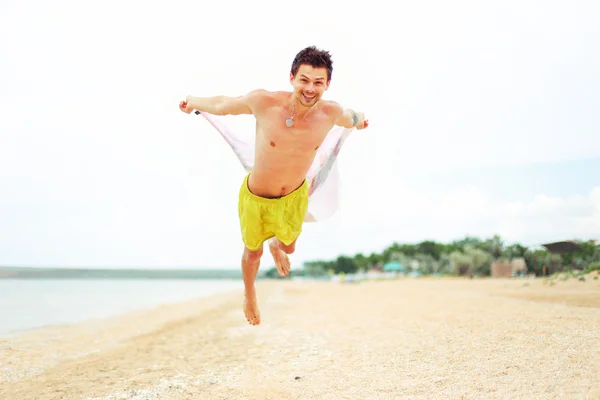 Latający facet, zabawy na plaży i dobrą zabawę — Zdjęcie stockowe