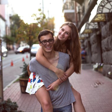 Kız bir adam sokakta büyük bir şehrin güzel tesisi