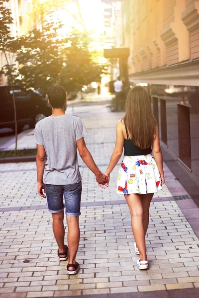 Pareja joven caminando por la ciudad tomados de la mano —  Fotos de Stock