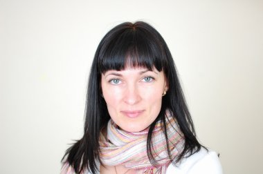 gri karşı izole neckpiece giyen güzel bir kadın portresi