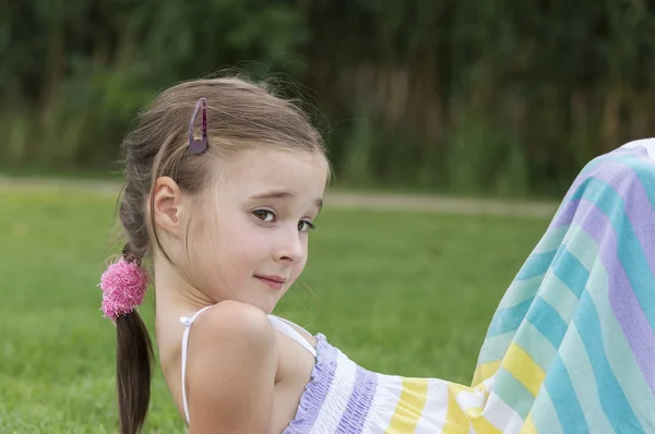 Portrait de jeune fille posant et posant dans l'herbe — Photo