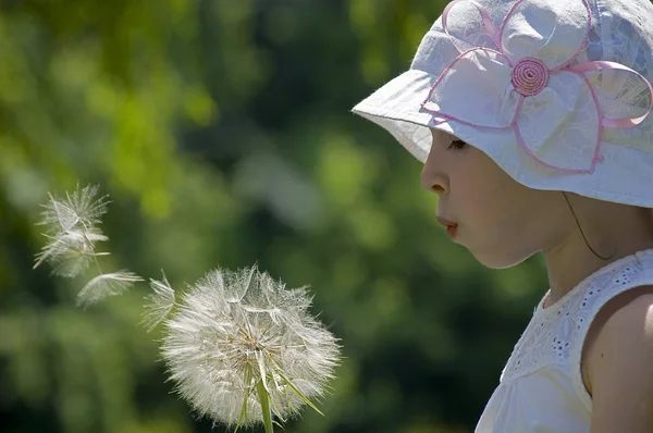 Ragazza soffiando a un enorme blowball — Foto Stock