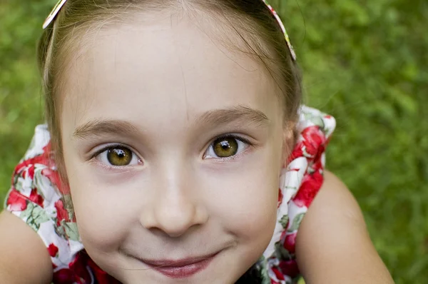 Fille levant les yeux et tendre la main pour la caméra — Photo