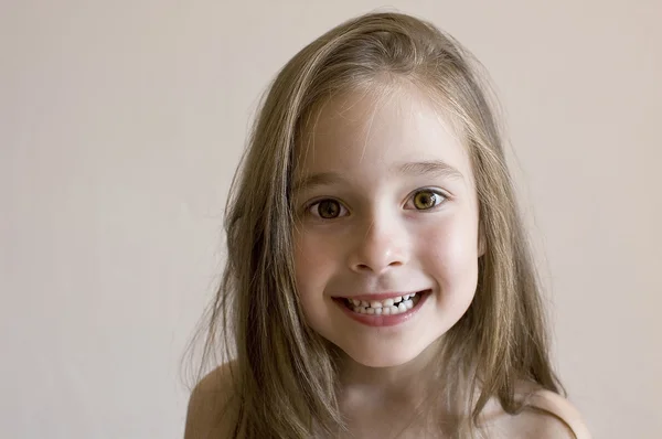 Portrait isolé d'une belle jeune fille posant — Photo